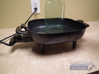 Take one bottle and dip it into the water until it touches the bottle of the pan and leave it there for 1 or 2 seconds.