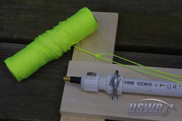 Tie the remaining string roll to the middle of the reelase string.